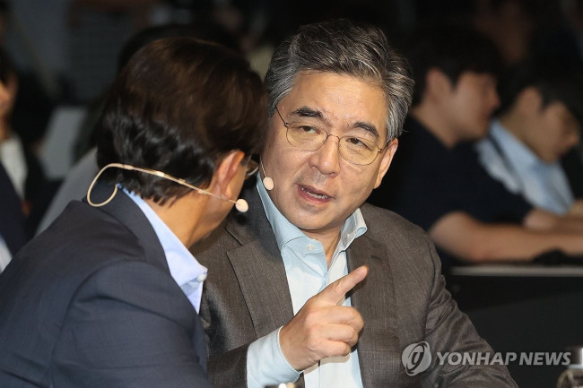 대화하는 장재훈 사장