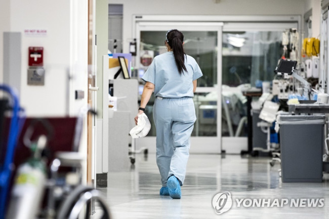 미국 샌디에고의 한 병원 복도 걸어가는 의료진