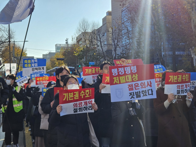 '의료계엄 규탄' 집회에 참석한 사직 전공의들