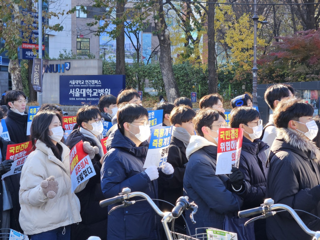 '의료 계엄 규탄 집회'에 참석한 사직 전공의들