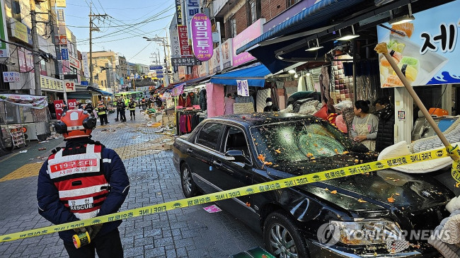 서울 목동 깨비시장에 승용차 돌진 교통사고