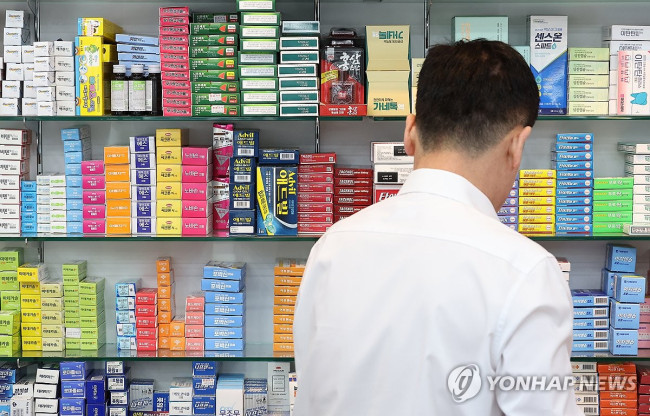 서울 한 약국에서 약사가 약을 정리하고 있다. 