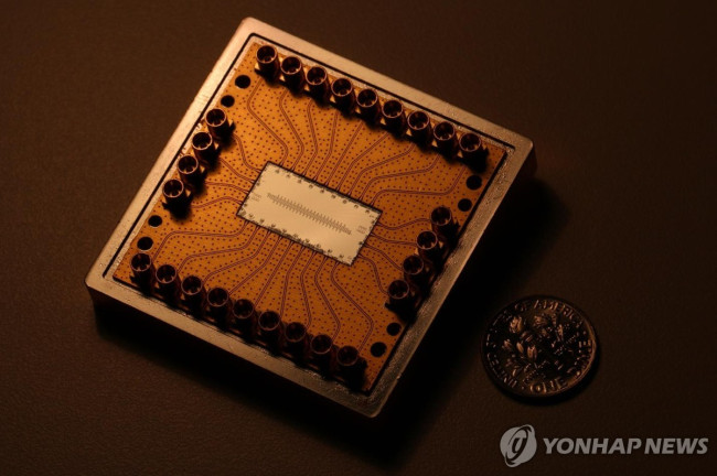 캘텍 오스카 페인터 교수·김은종 박사팀이 개발한 양자시뮬레이터와 10센트 동전