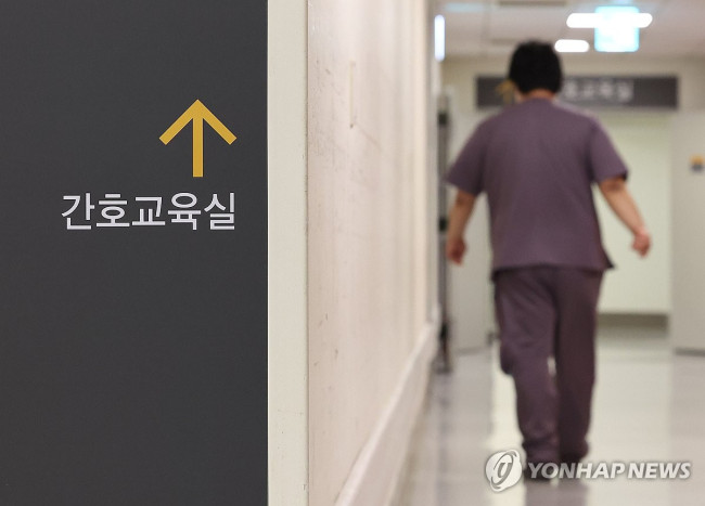 간호교육실 향하는 의료 관계자