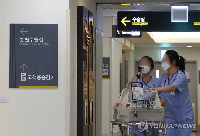 인큐베이터 끄는 의료진