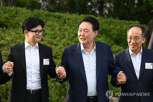 손 맞잡은 윤석열 대통령과 국민의힘 한동훈 대표·추경호 원내대표