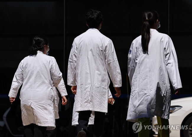 서울의 한 대형 병원에서 의료진이 걸어가고 있다.