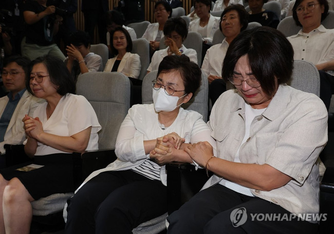 간호법 통과에 눈물