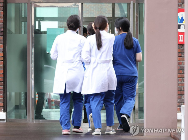 의과대 교정의 의료진
