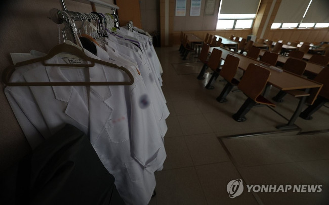 가운만 남은 의대 강의실