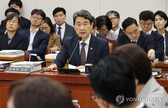 의원 질의에 답변하는 이주호 부총리