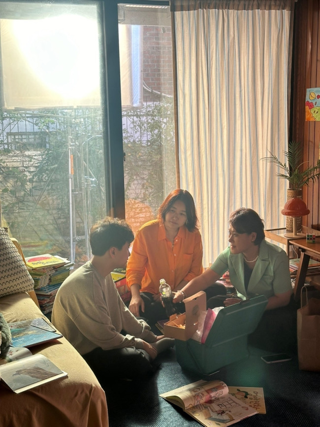기업광고 주인공 김시혁 군과 함께 한 황수경 대표(가운데)