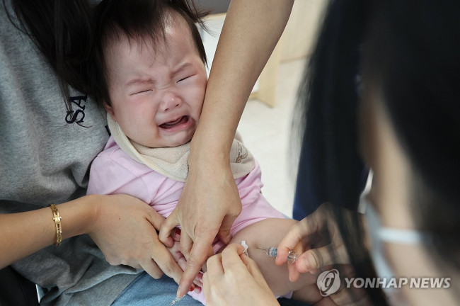 독감 예방 접종 받는 아기