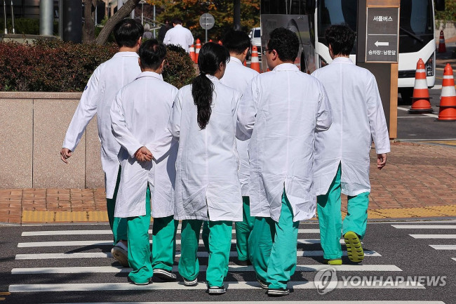 정부, 의대 휴학 자율승인 수용