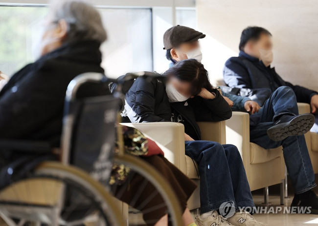 길어지는 의정갈등에 더더욱 지쳐가는 환자들