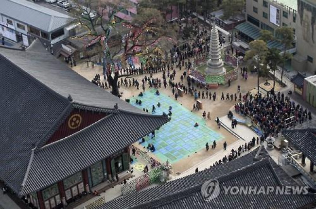 팥죽 공양을 위해 선 긴 줄
