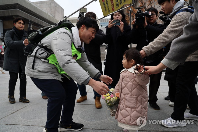 ‘희귀병 앓는 4살 딸 위해 국토대장정 마친 아빠’