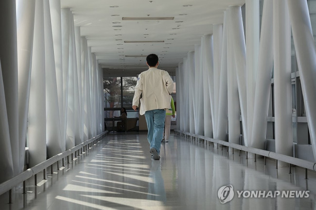 서울 시내의 한 대학병원에서 의료진이 이동하고 있다.