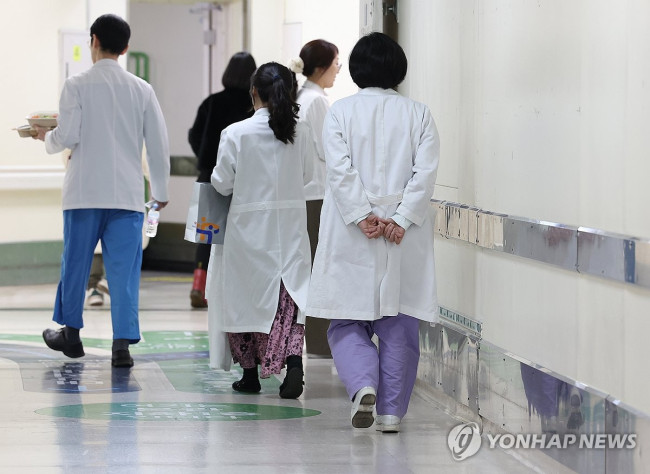 의정갈등 지속…이동하는 의료진