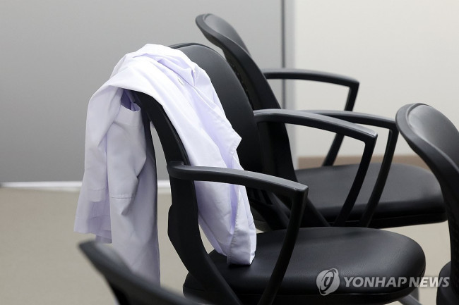 의대 연구실 의자에 걸린 가운