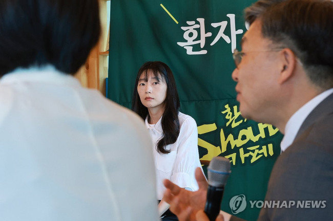 응급의료 정책 관련 발언 듣는 의료사고 피해자 어머니