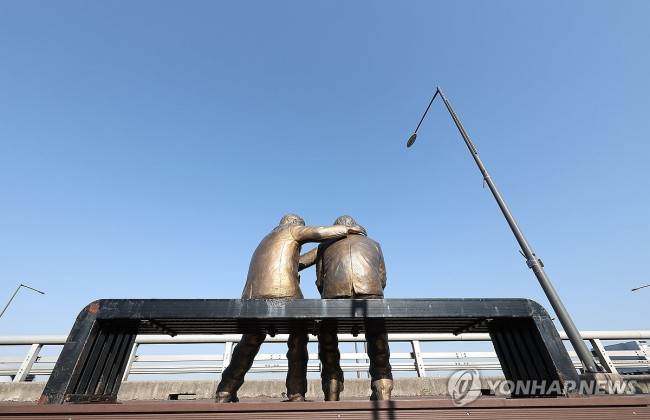 자살 예방을 위한 '한 번만 더' 동상