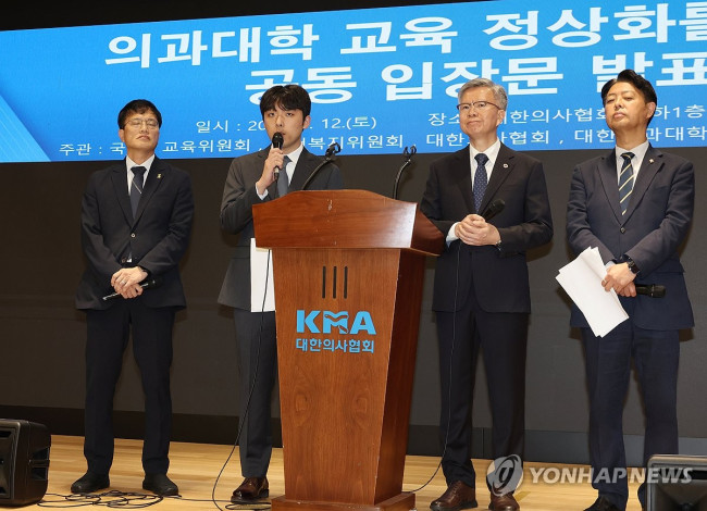 답변하는 이선우 비대위원장