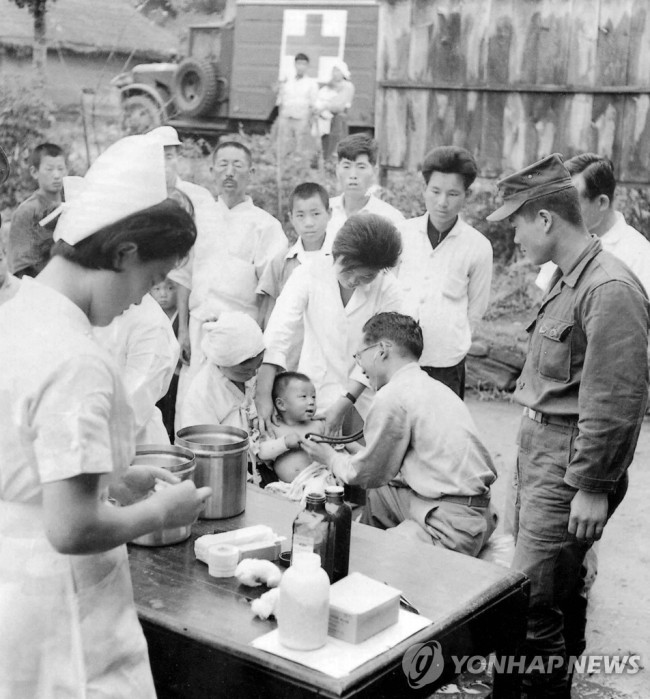 수해지구 주민에게 무료진료활동을 벌이고 있는 군의관