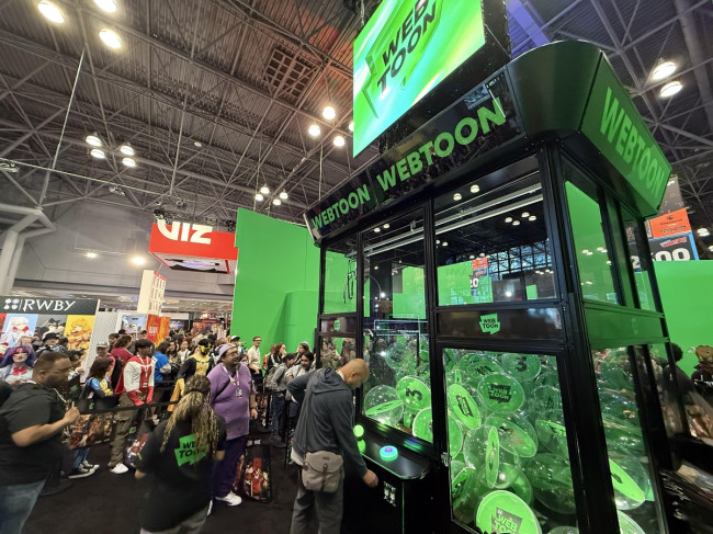 뉴욕 코믹콘 웹툰 엔터 전시관의 관람객