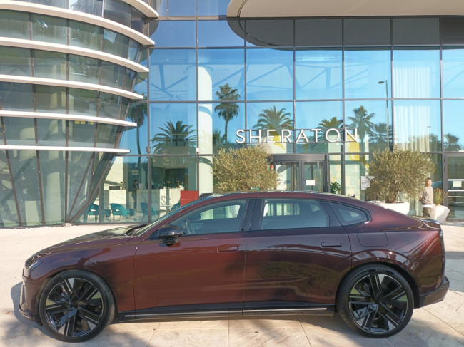 니스 쉐라톤 호텔 앞에 세워진 ES90