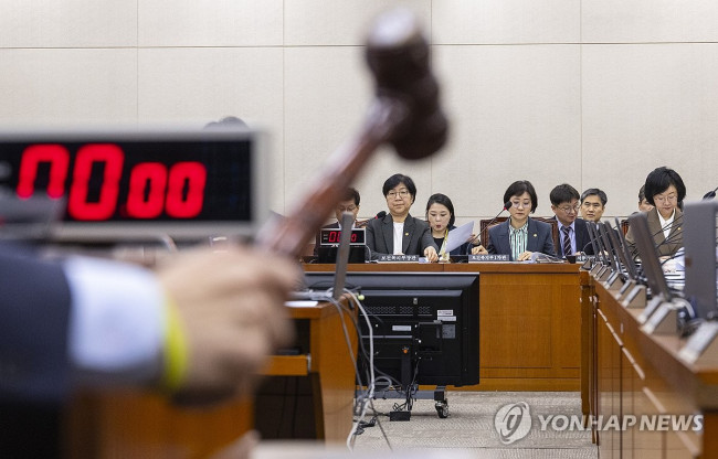 복지위 법안 상정 지켜보는 정은경 보건복지부 장관