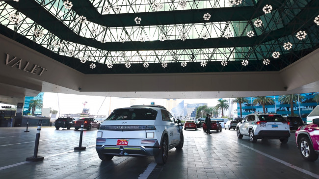 모셔널 로보택시가 라스베이거스 시내를 주행하는 모습