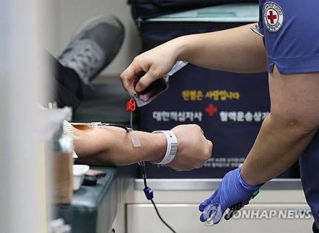 '겨울철 혈액 수급 비상'…헌혈하는 공무원들