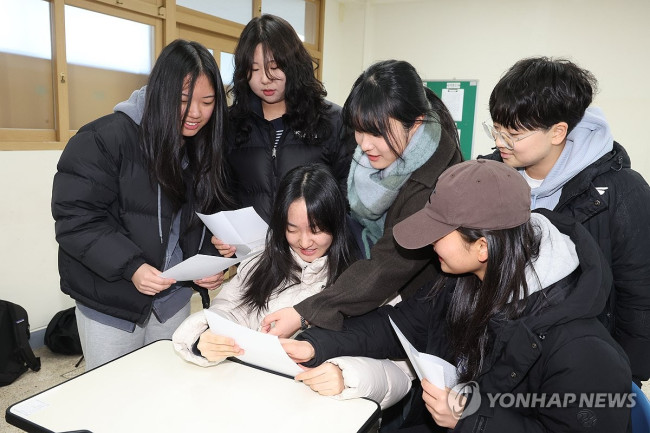수능 성적표 확인하는 학생들