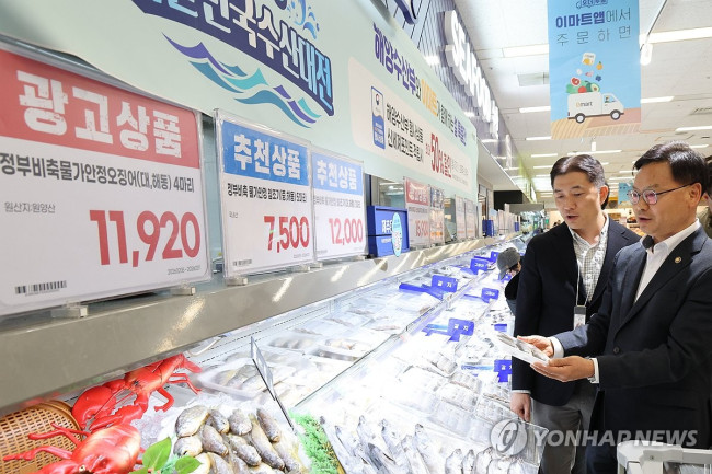 수산물 물가 점검하는 김성범 해수부 차관